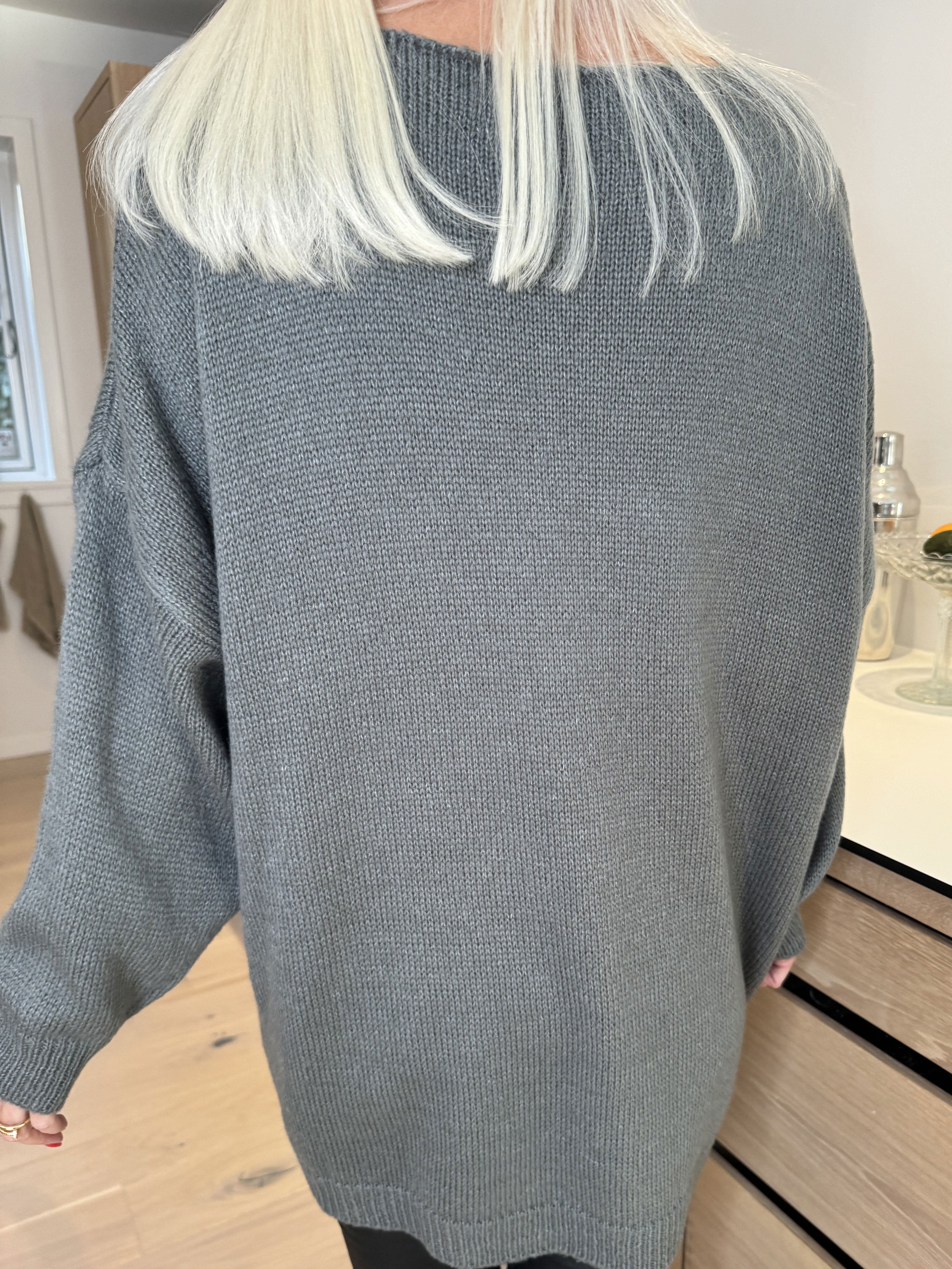 Delores - Stickad blus med blommotiv och pärlor